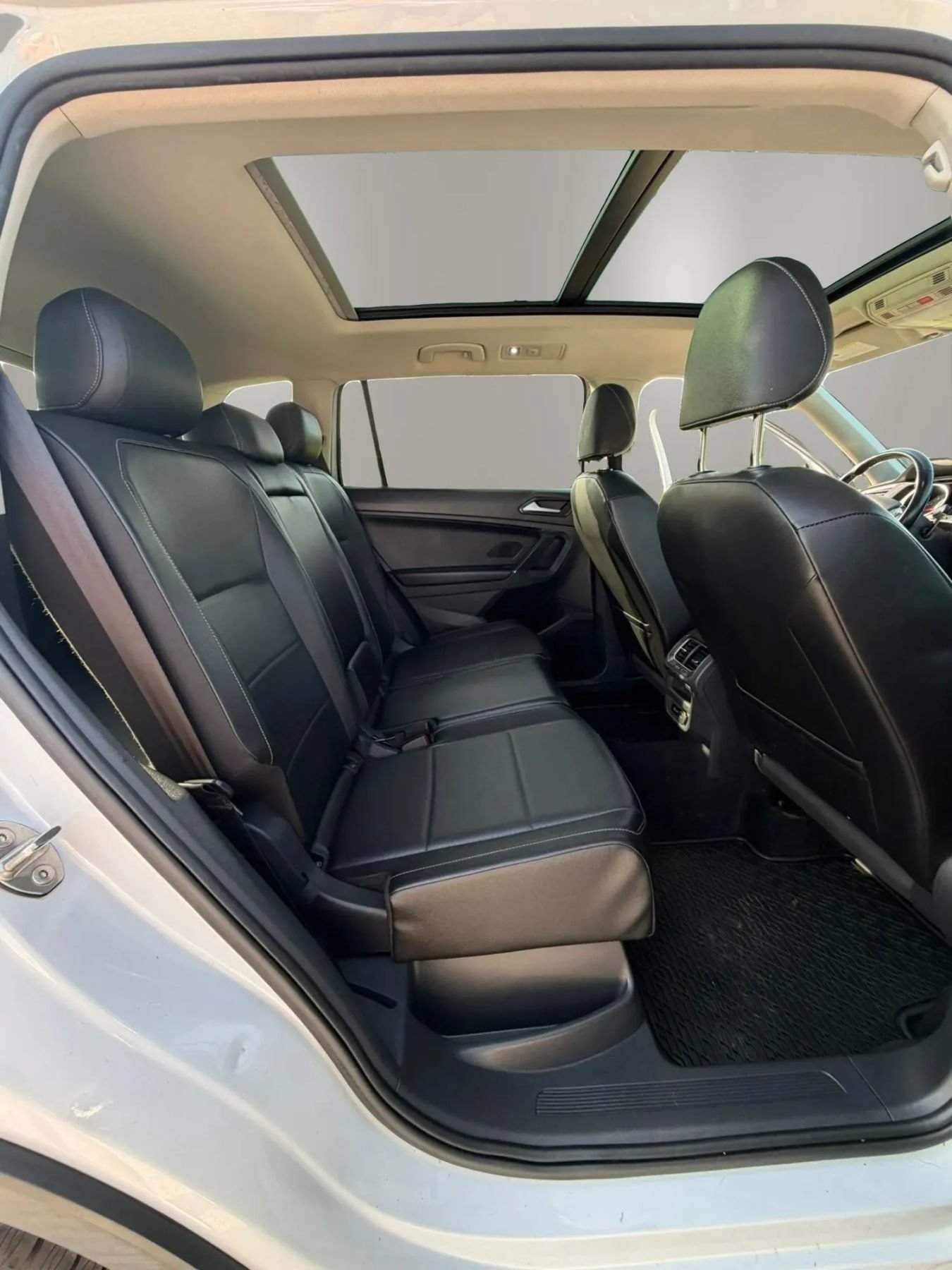 Used 2018 Volkswagen Tiguan SE w/ Panoramic Sunroof Package AWD/4WD image 12