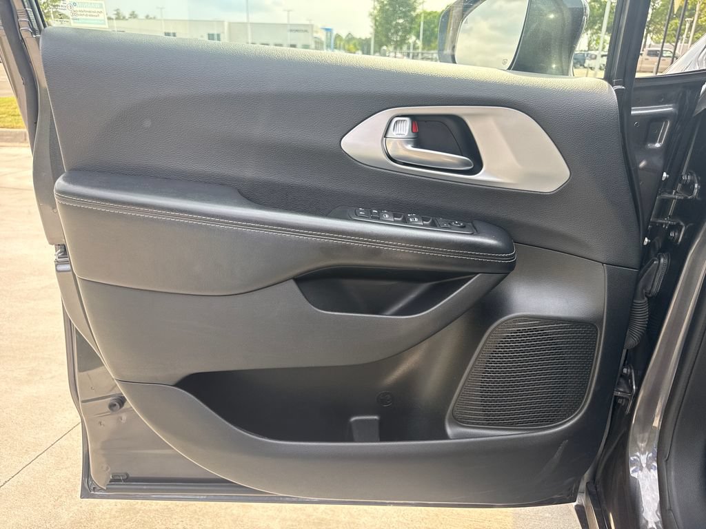 Used 2019 Chrysler Pacifica Touring Plus w/ S Appearance Package FWD image 13