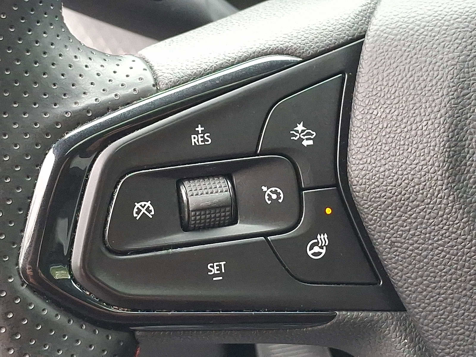 Used 2025 Chevrolet Trax RS w/ Sunroof Package FWD image 22