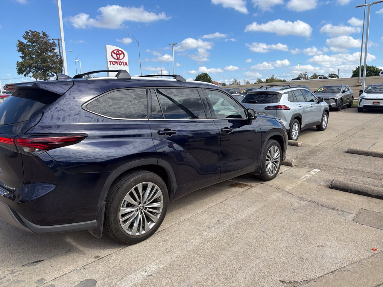 Used 2024 Toyota Highlander Platinum FWD image 3