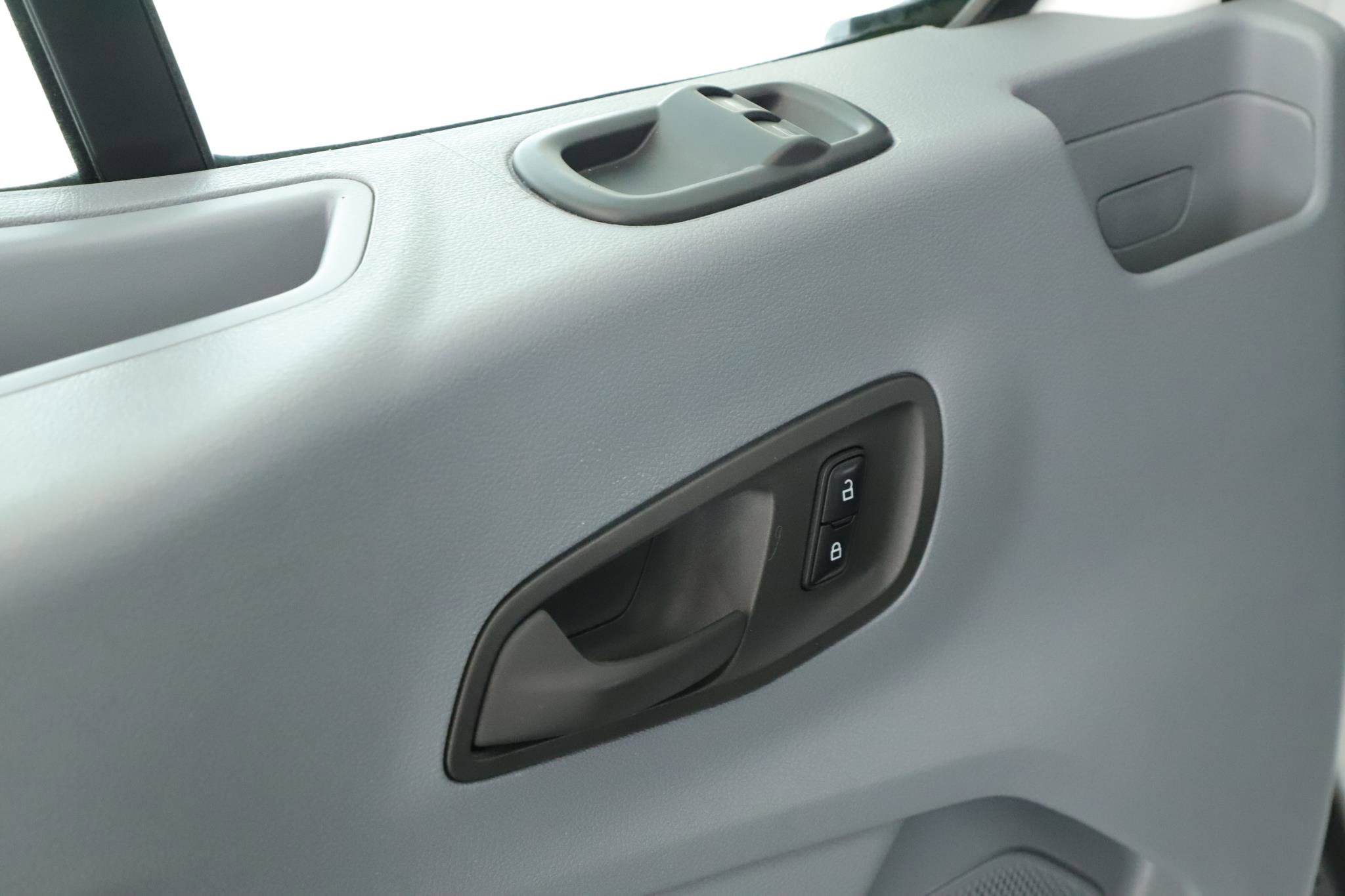 Used 2017 Ford Transit 350 XL image 4