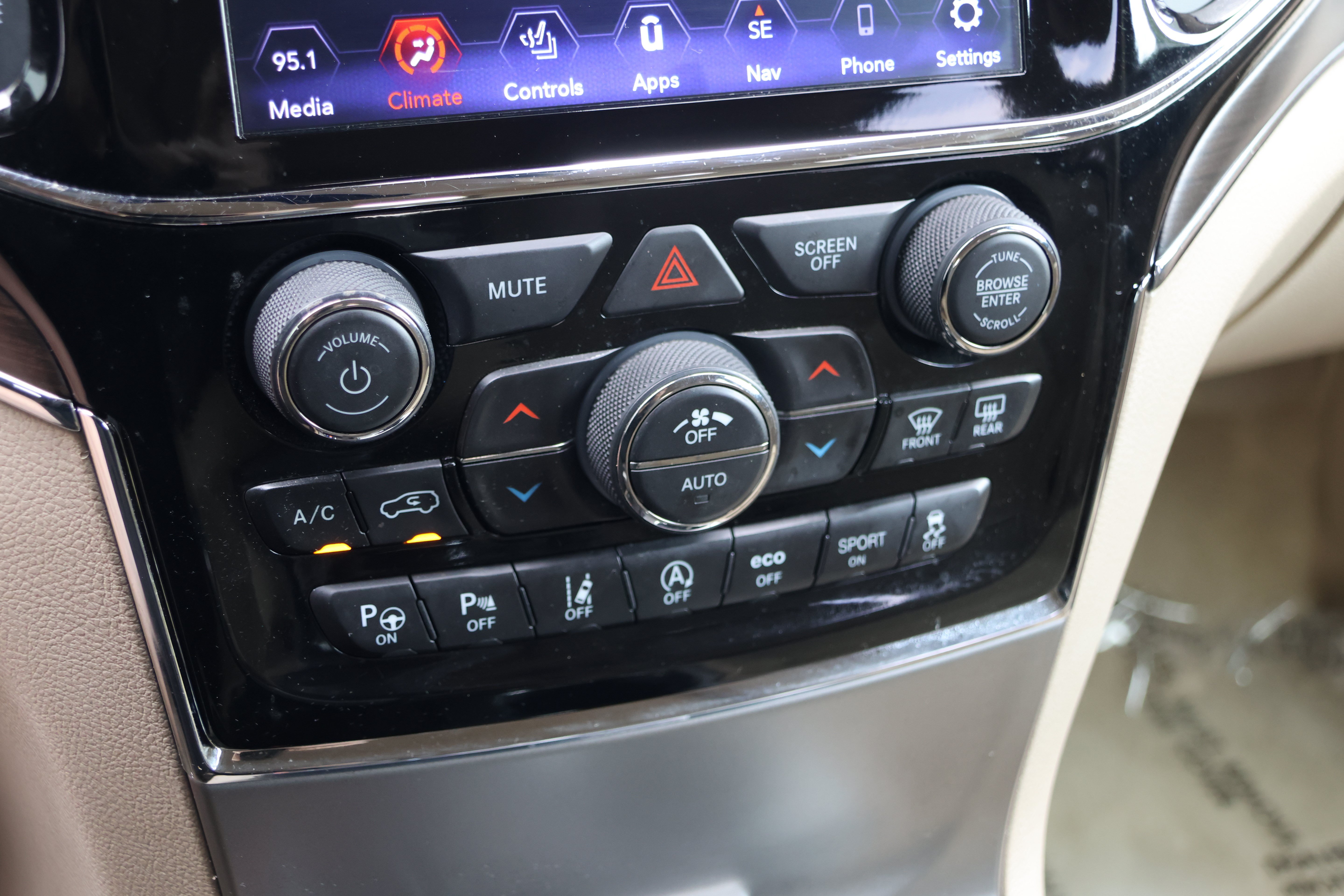Used 2019 Jeep Grand Cherokee Overland AWD/4WD image 27