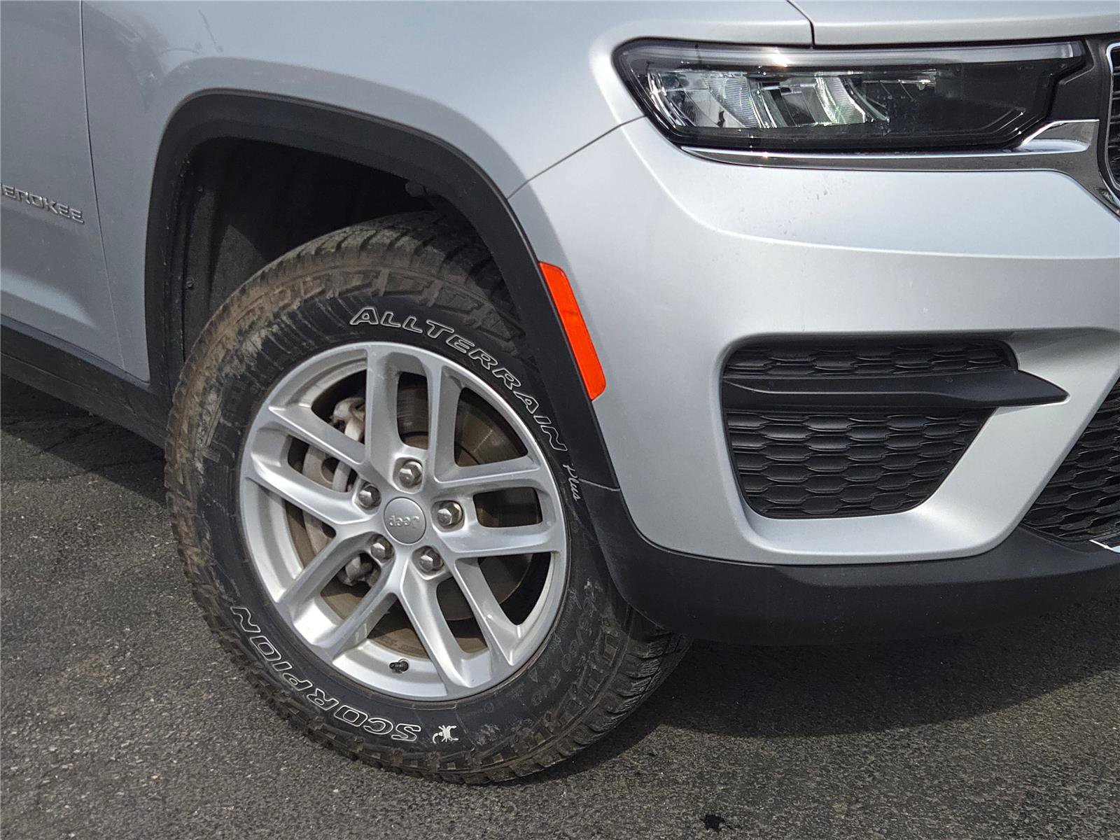 Used 2024 Jeep Grand Cherokee Laredo X image 3