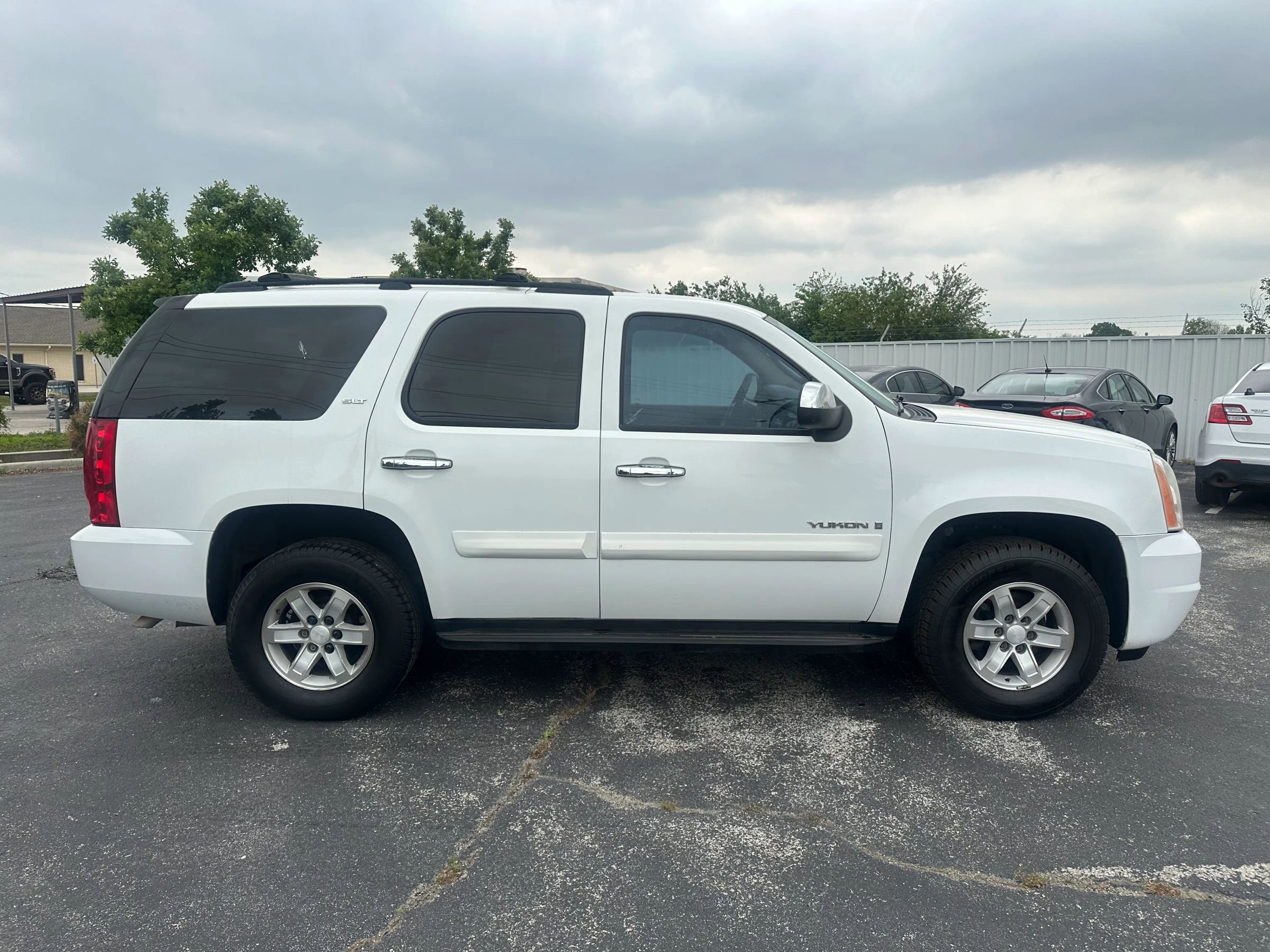 Used 2007 GMC Yukon SLT w/ SLT Preferred Equipment Group image 4