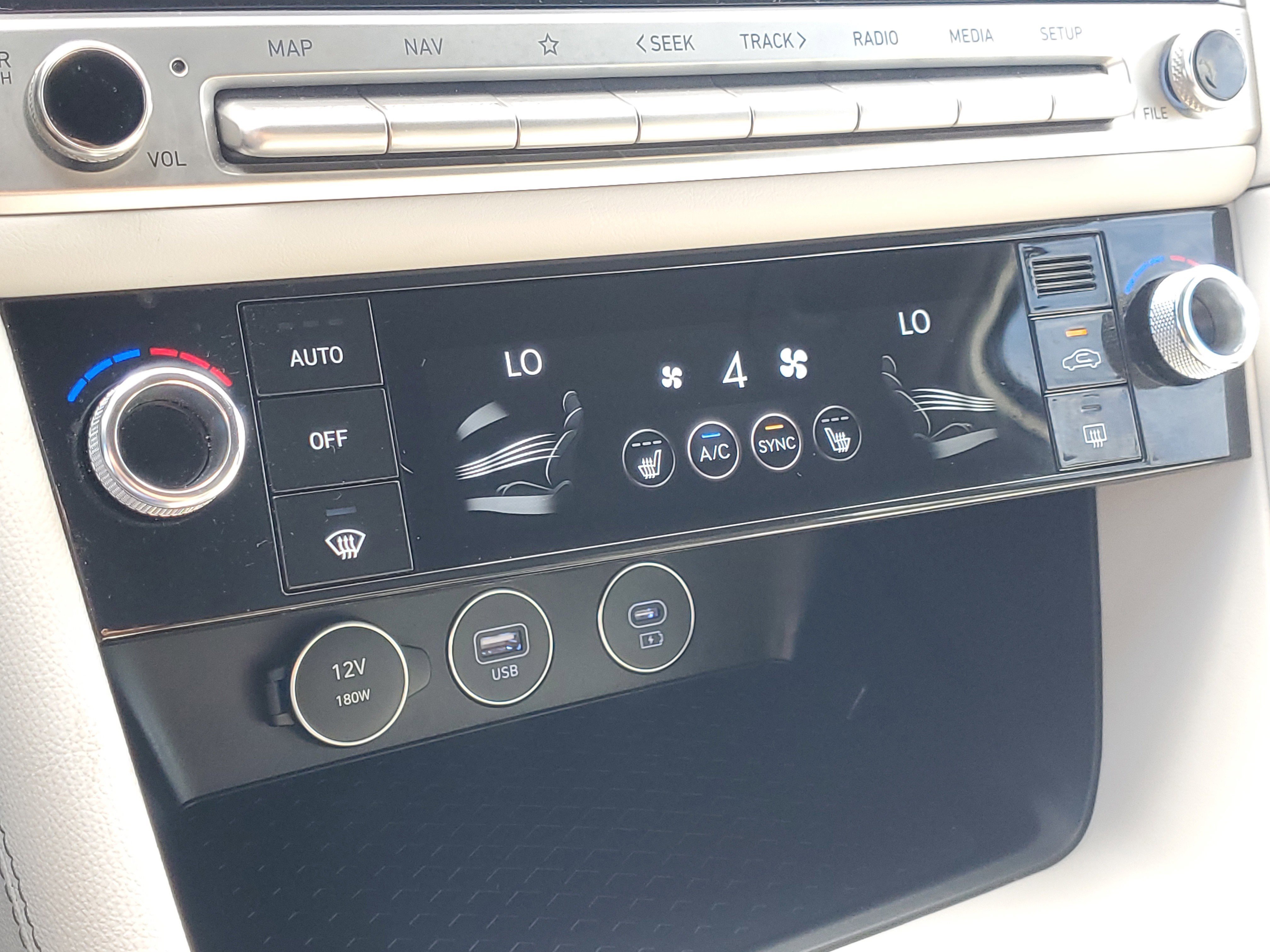 Used 2025 Genesis G70 2.5T image 33