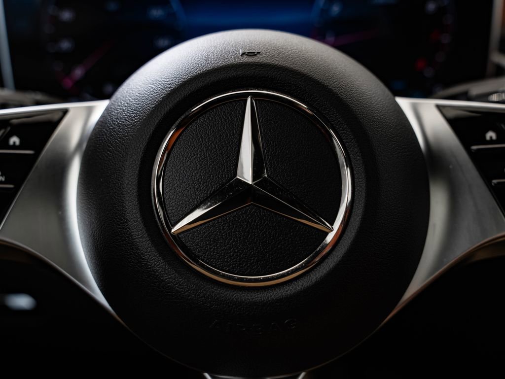 Used 2025 Mercedes-Benz GLC 300 4MATIC image 30