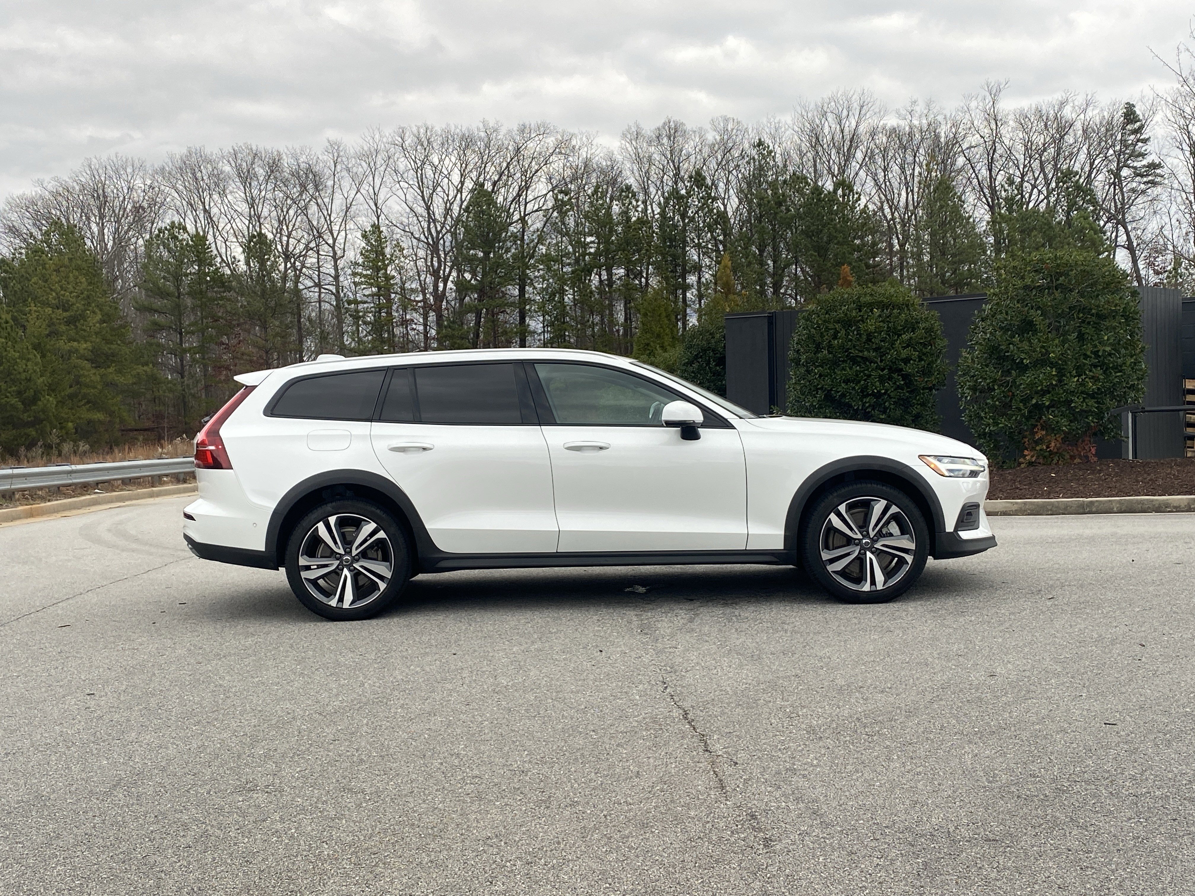 Used 2025 Volvo V60 B5 Cross Country Plus image 5
