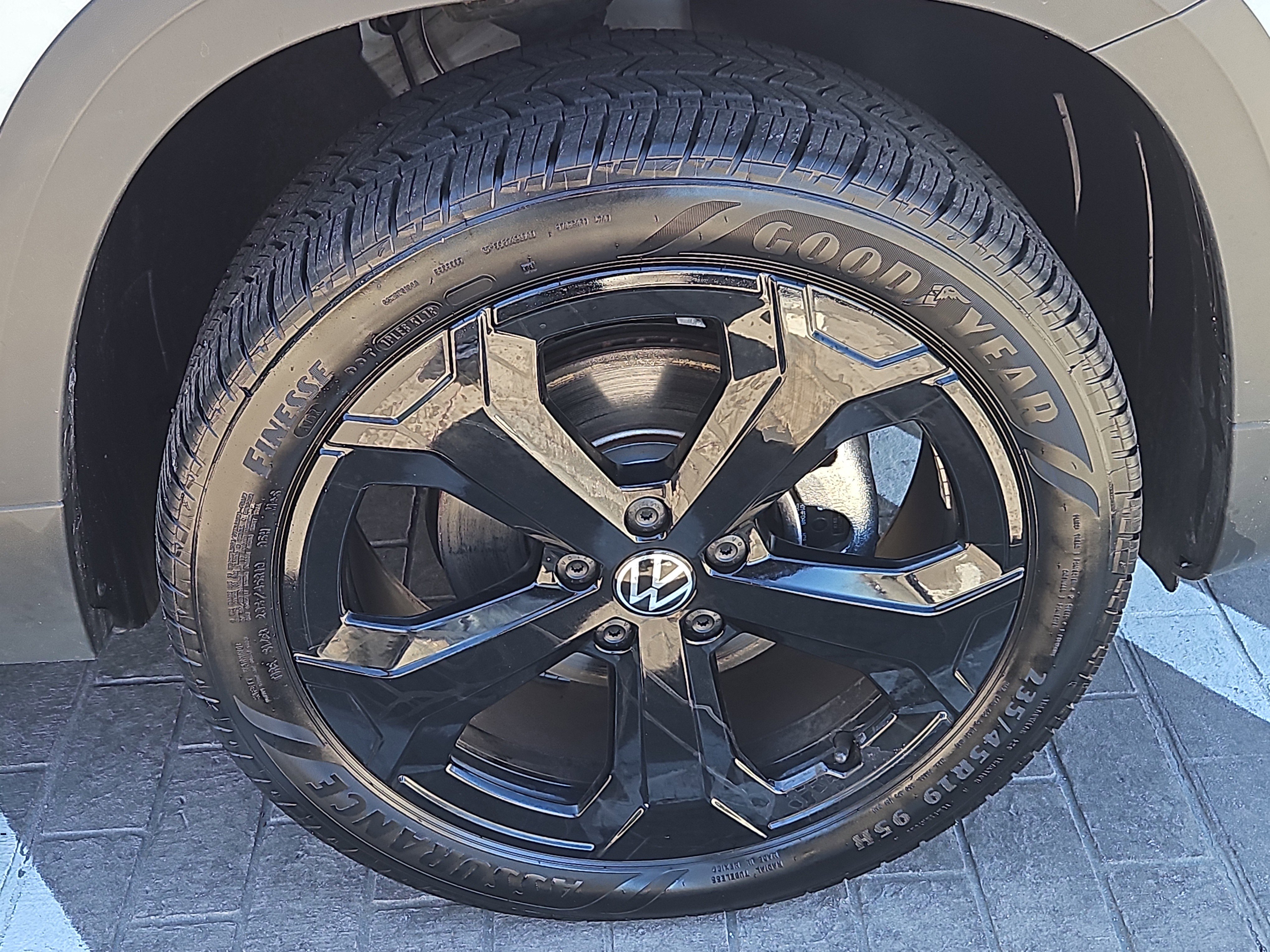 Used 2025 Volkswagen Taos SE image 28