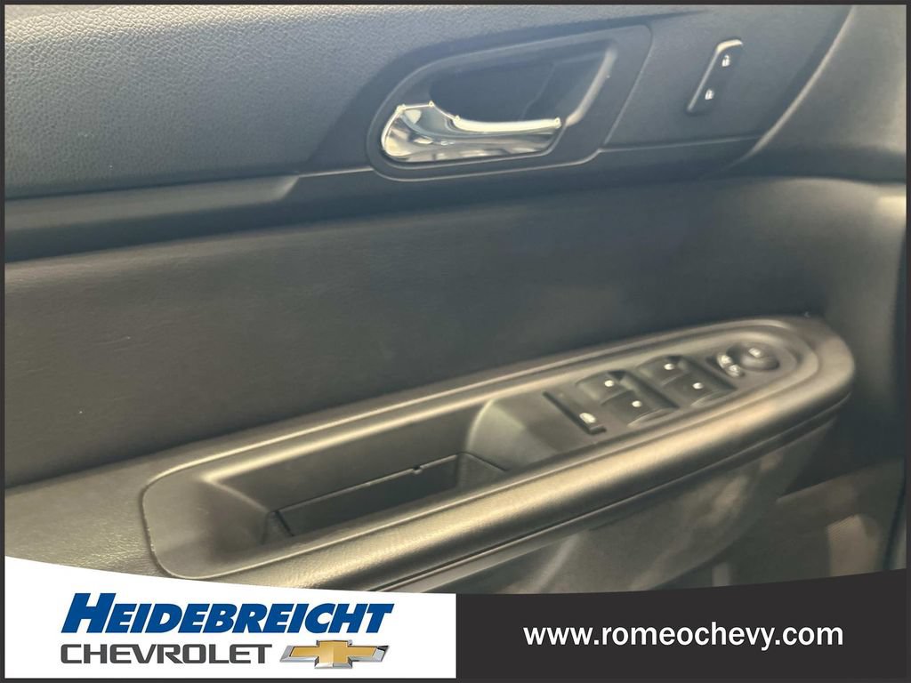Used 2017 Chevrolet Traverse LT w/ Style and Technology Package FWD image 11