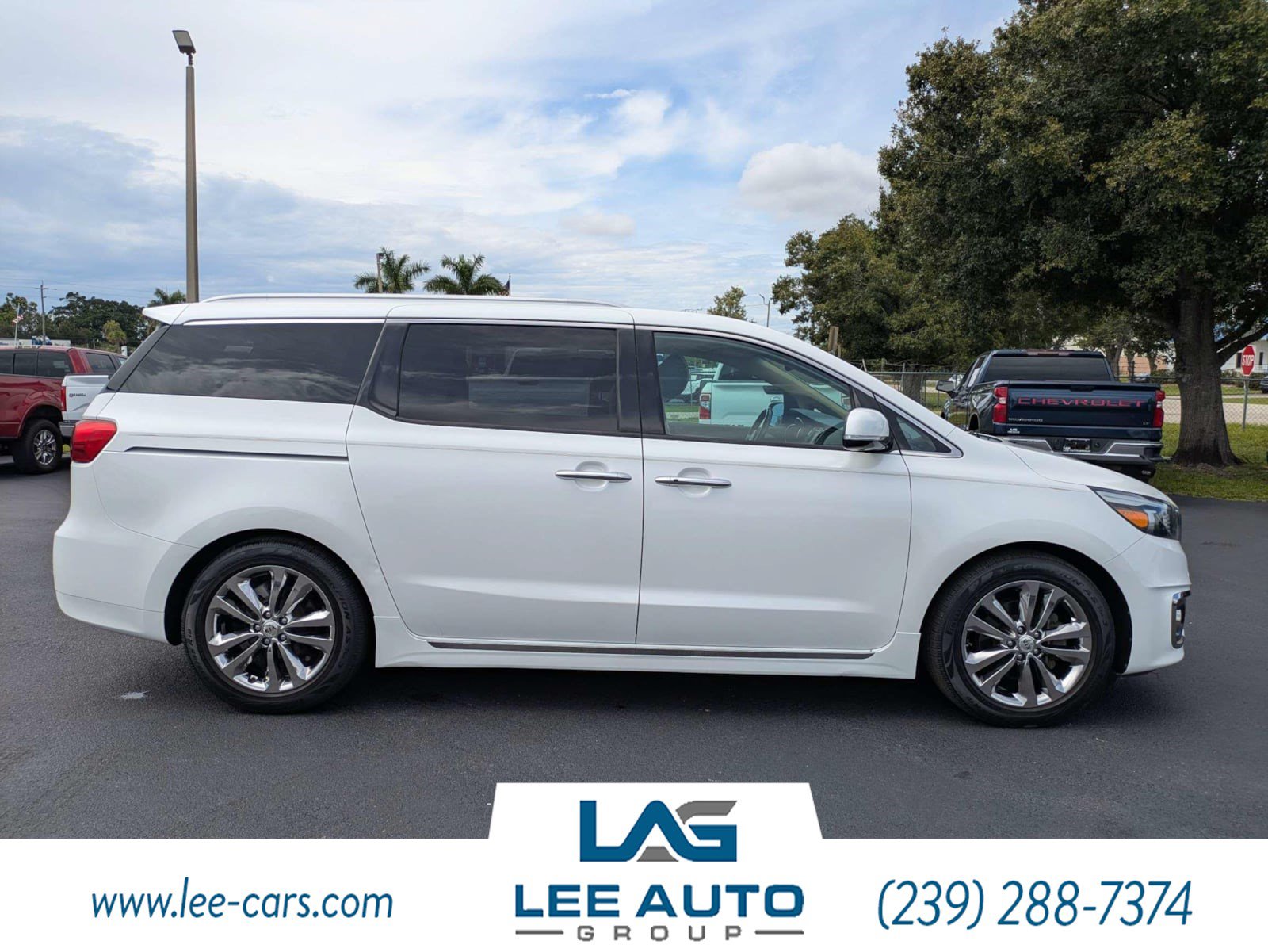 Used 2017 Kia Sedona SX Limited w/ Option Group 030 FWD image 2