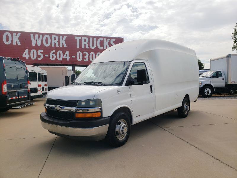 Used 2010 Chevrolet Express 3500 Extended RWD image 3