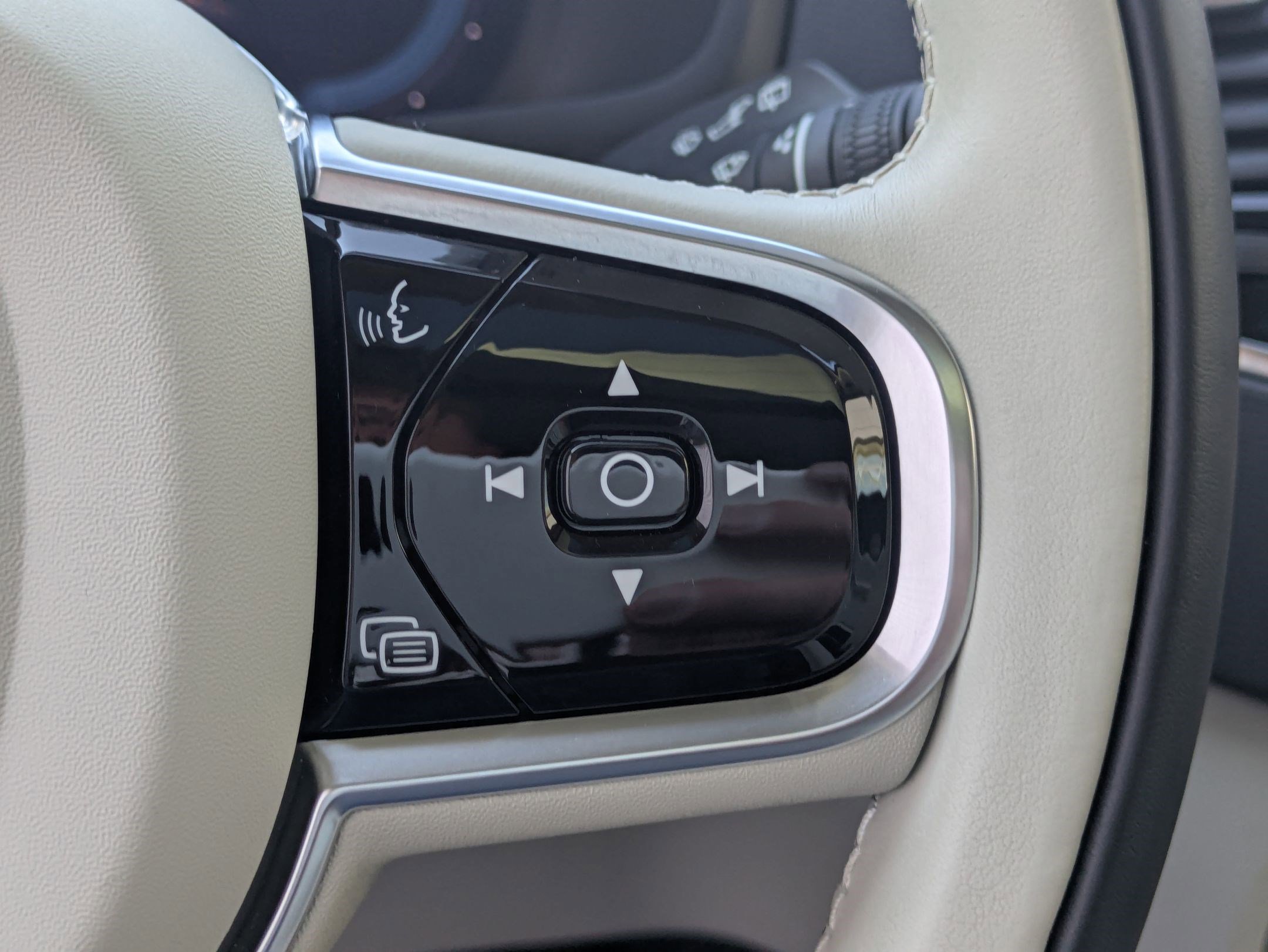 Used 2024 Volvo XC90 T8 Plus w/ Protection Package Premier image 17