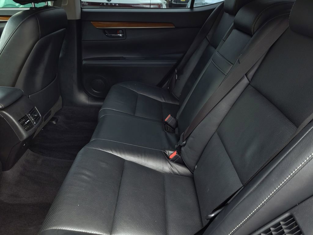 Used 2015 Lexus ES 300h w/ Navigation System Package image 13