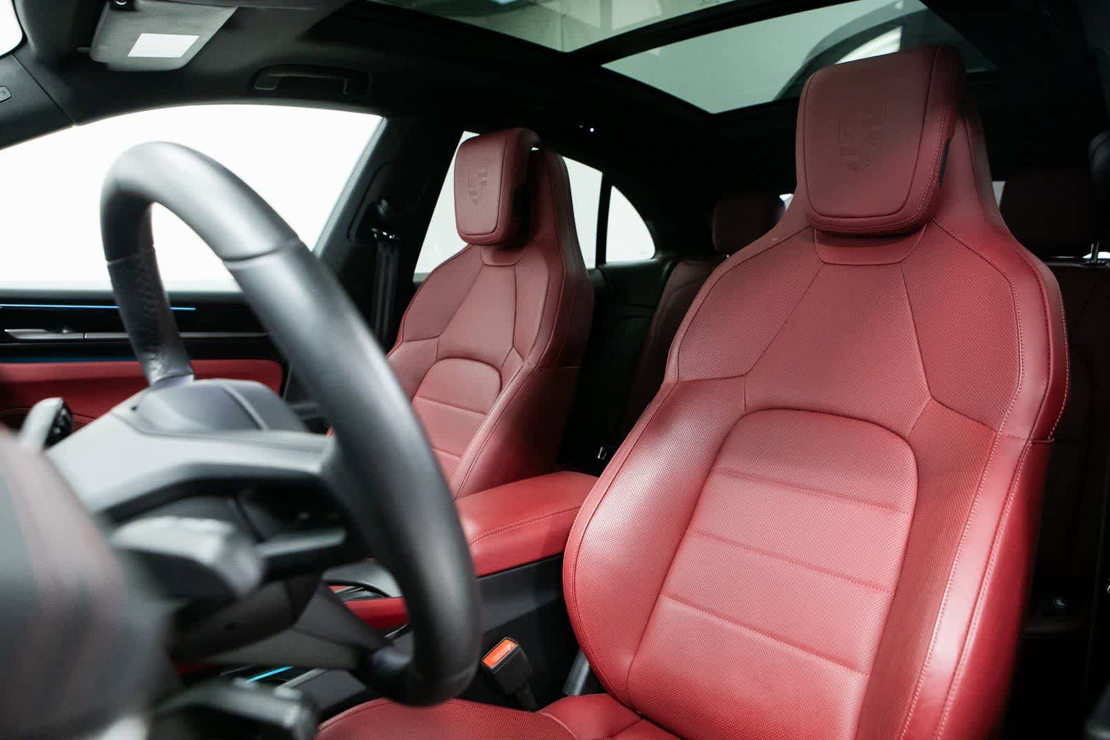 Certified 2025 Porsche Macan 4S Electric AWD/4WD image 5
