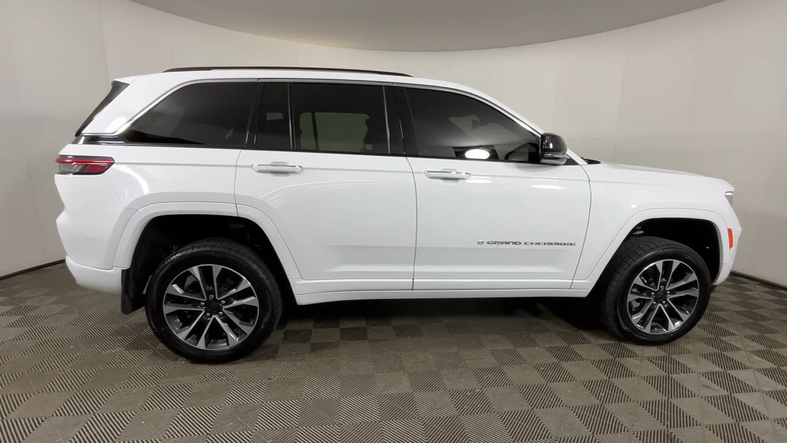 Used 2023 Jeep Grand Cherokee Overland w/ Luxury Tech Group IV AWD/4WD image 4