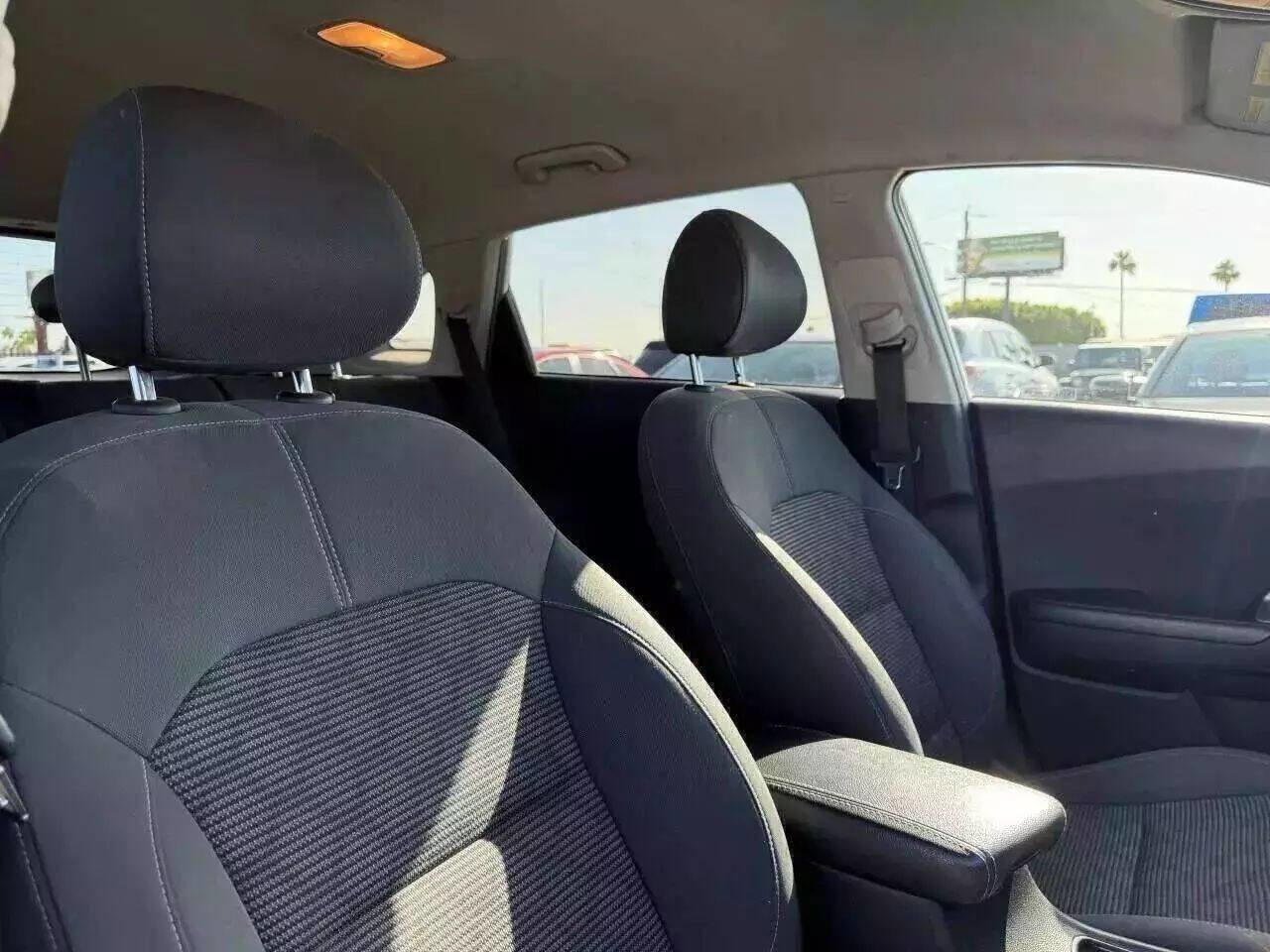 Used 2020 Kia Niro LX image 30