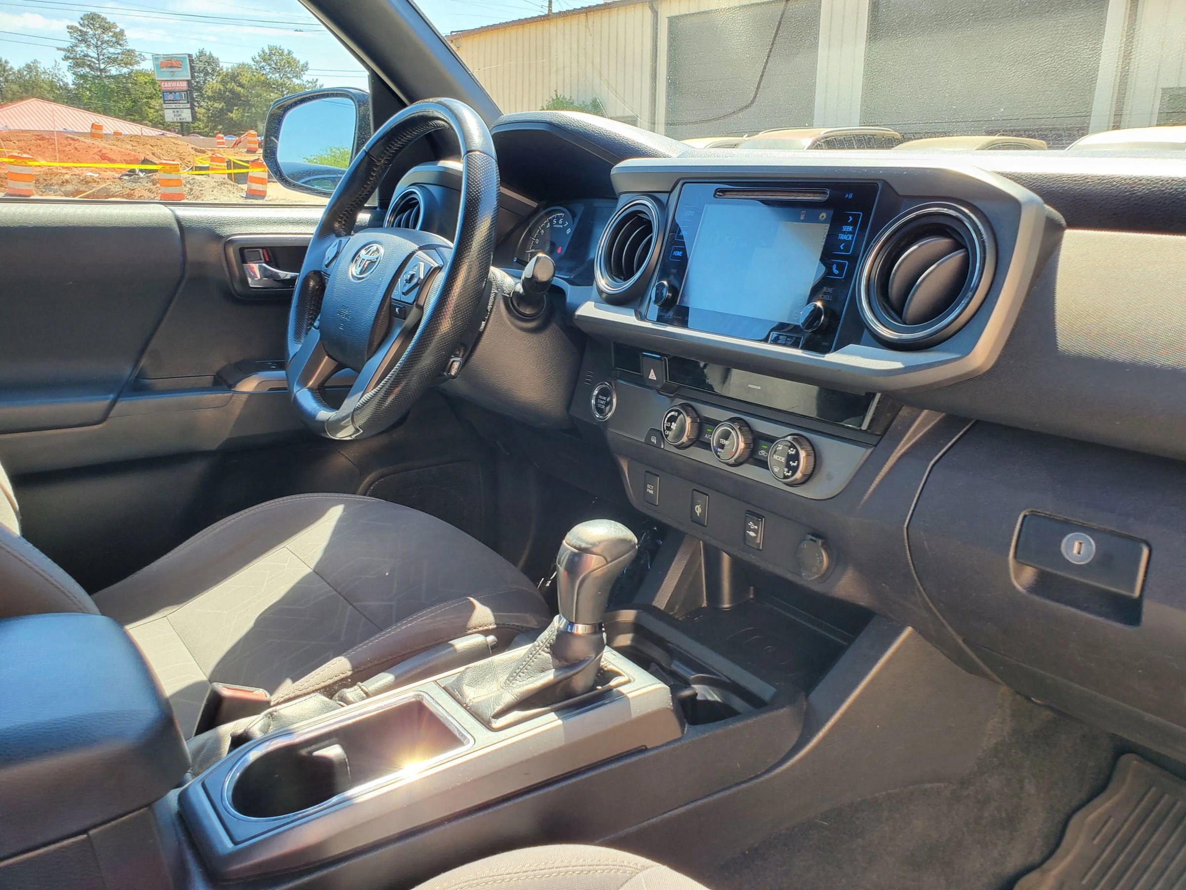 Used 2017 Toyota Tacoma TRD Sport w/ Tow Package image 19