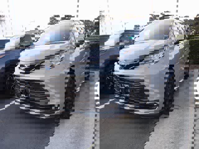 Used 2025 Toyota Sienna XLE Woodland Edition image 1