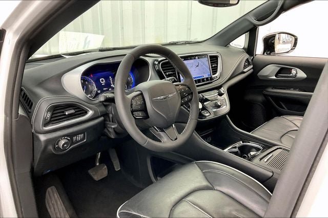 Used 2025 Chrysler Pacifica Limited FWD image 17