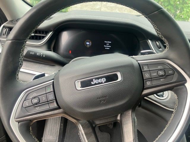 Used 2024 Jeep Grand Cherokee Limited w/ Black Appearance Package AWD/4WD image 14