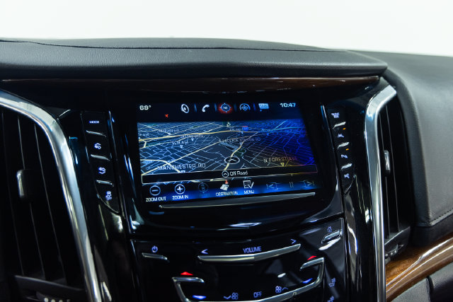 Used 2018 Cadillac Escalade Premium Luxury AWD/4WD image 17