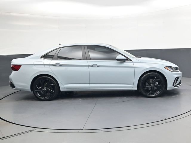 Used 2025 Volkswagen Jetta SE image 3