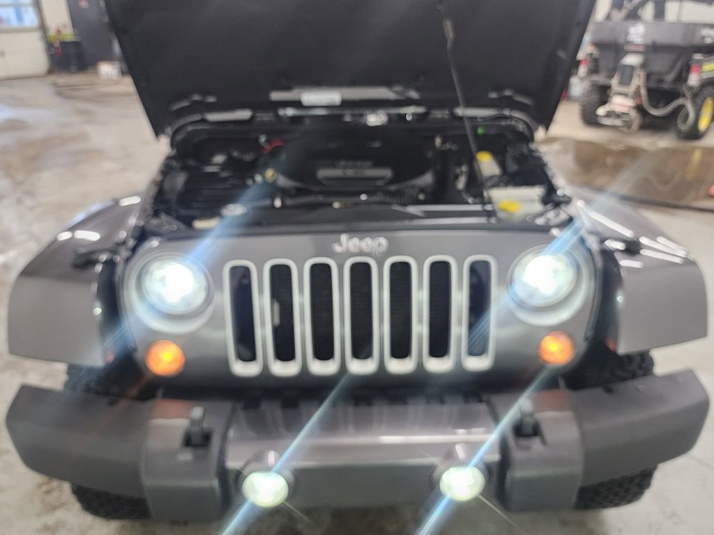 Used 2018 Jeep Wrangler Sahara w/ Connectivity Group image 31