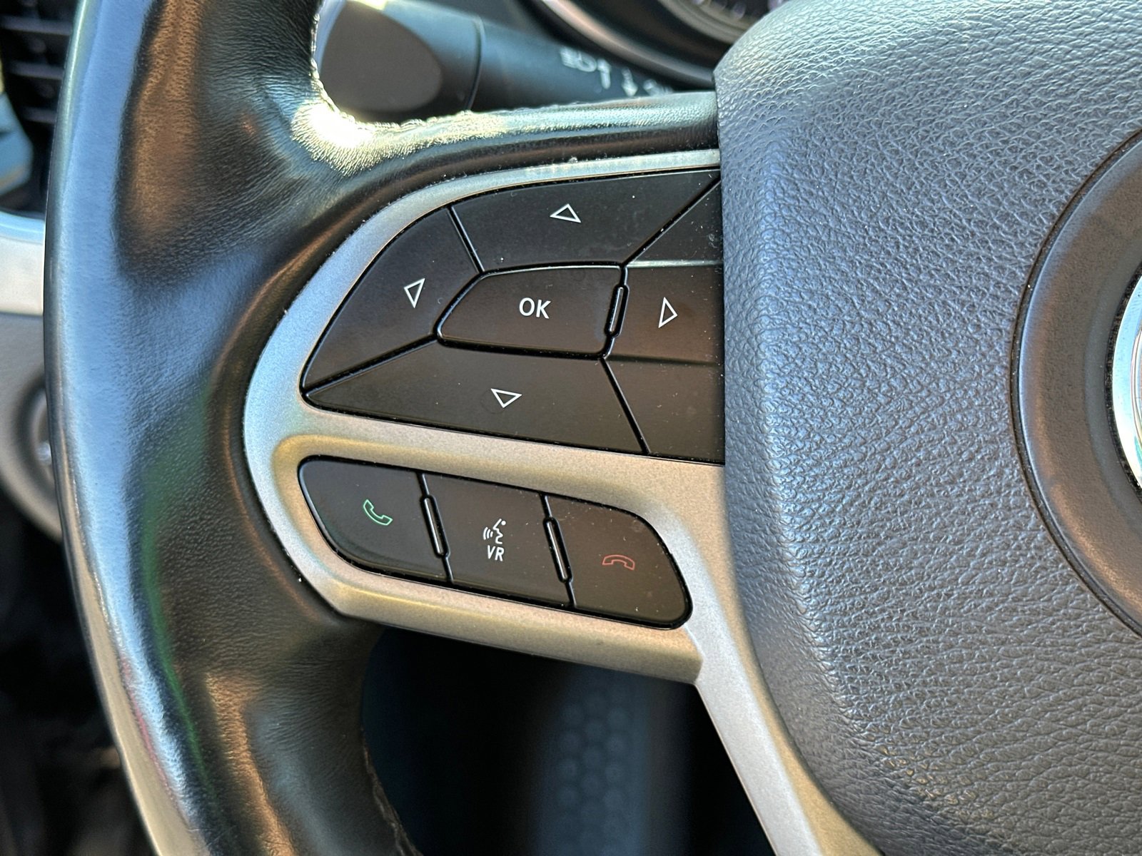 Used 2019 Jeep Cherokee Overland w/ Technology Group image 26