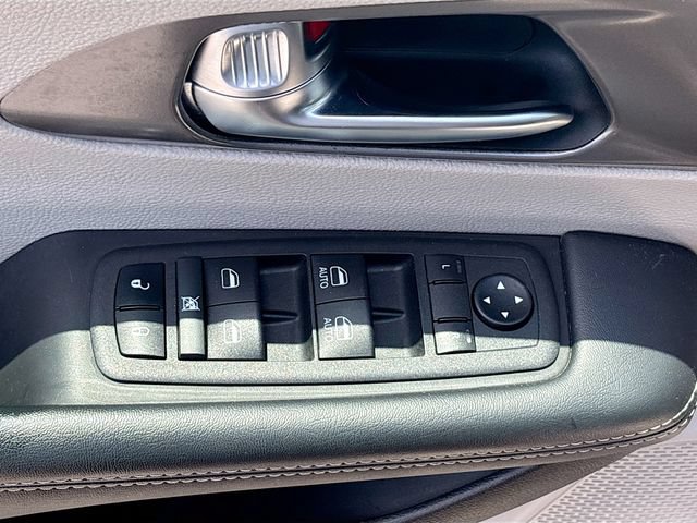 Used 2023 Chrysler Pacifica Touring-L FWD image 18
