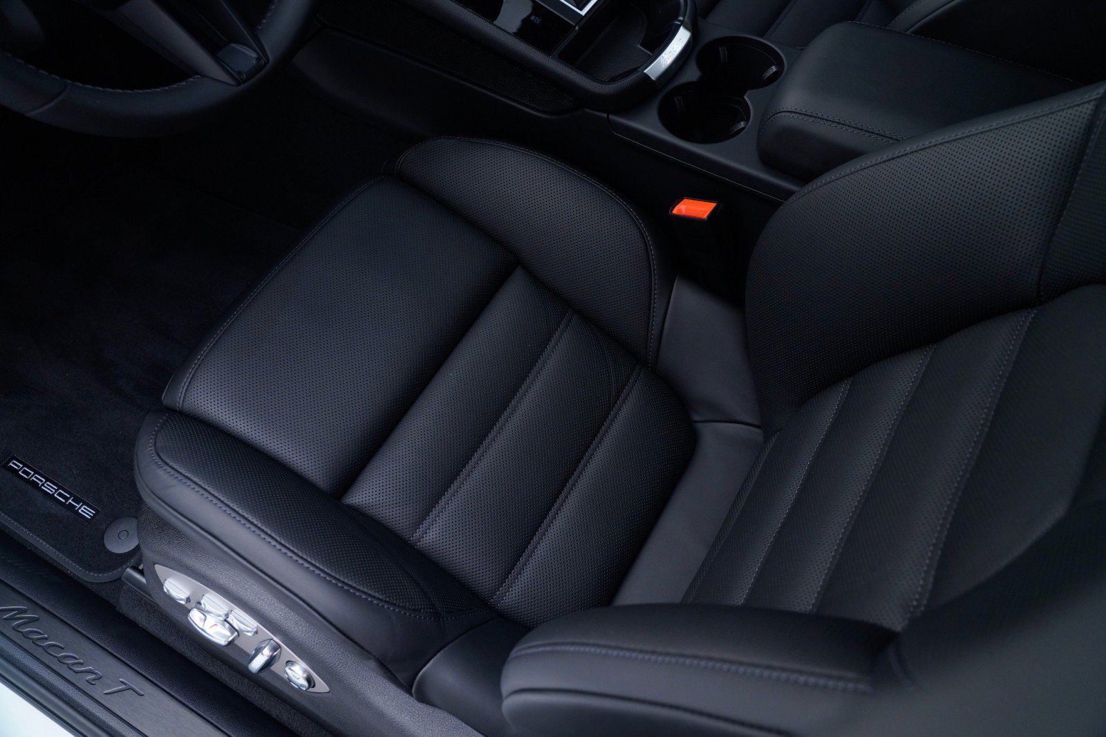 Certified 2026 Porsche Macan Turbo image 17