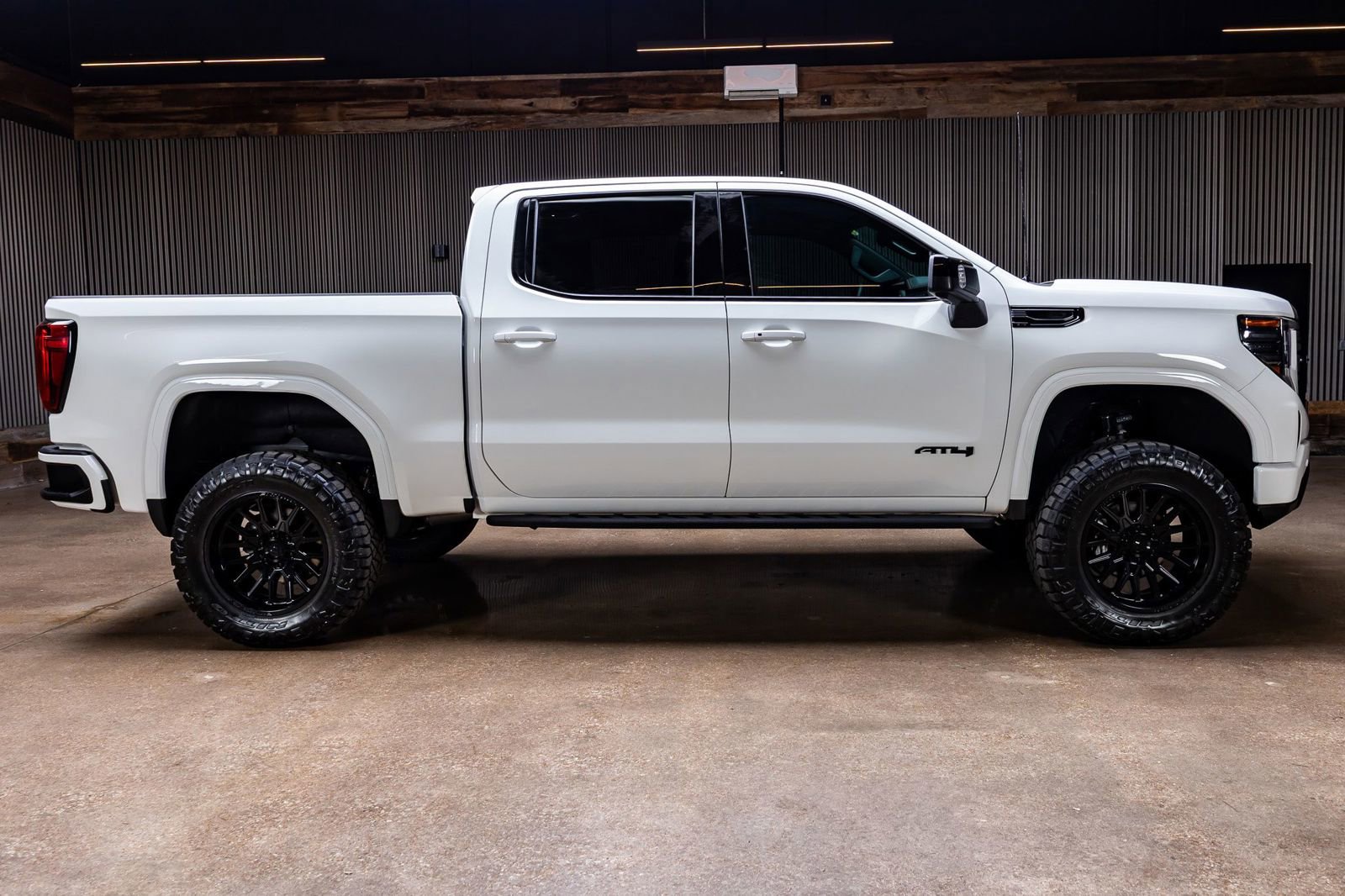 Used 2024 GMC Sierra 1500 AT4 w/ Technology Package image 11