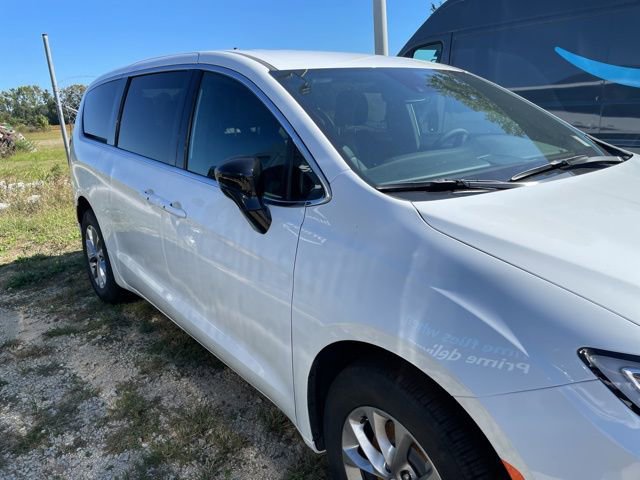 New 2026 Chrysler Pacifica Select image 11