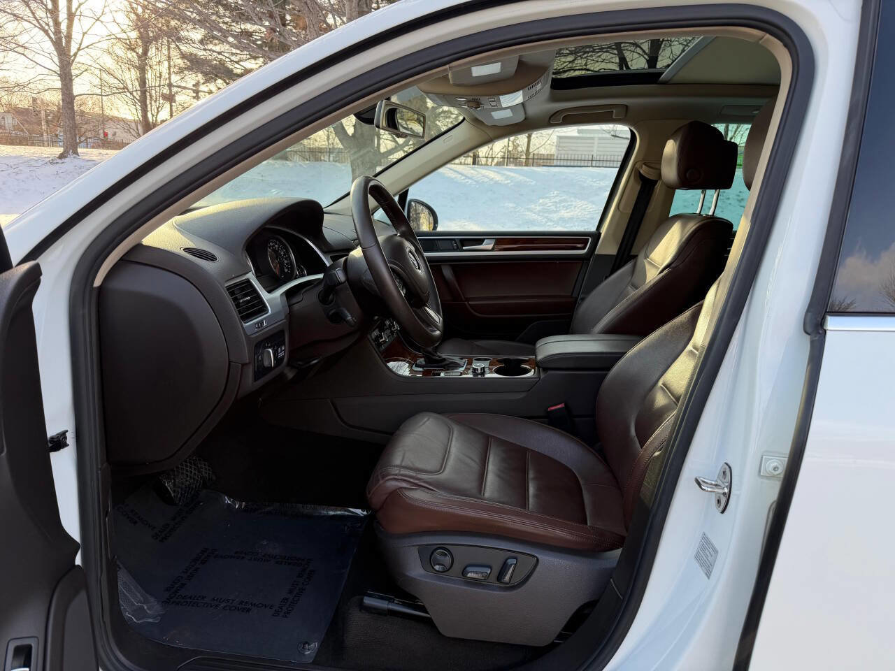 Used 2013 Volkswagen Touareg Sport image 22