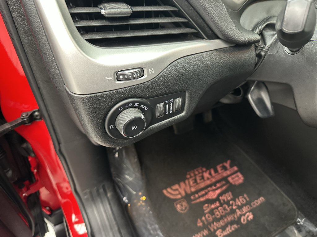 Used 2018 Jeep Cherokee Trailhawk w/ Cold Weather Group AWD/4WD image 10