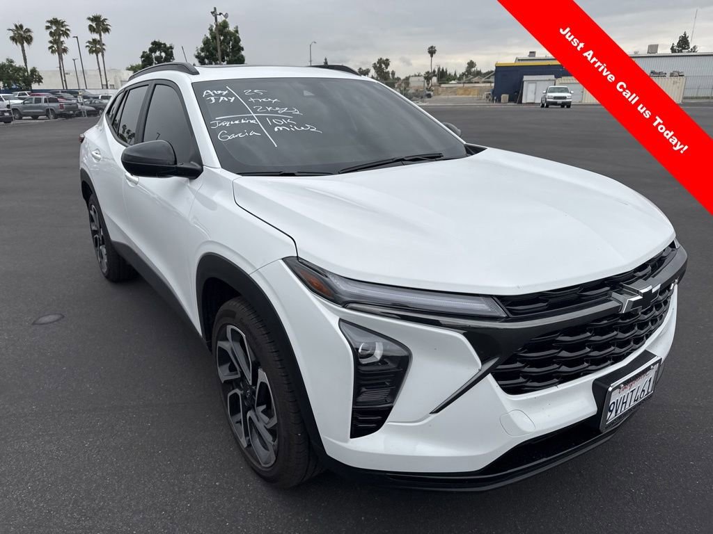 Certified 2025 Chevrolet Trax RS w/ Sunroof Package FWD image 1