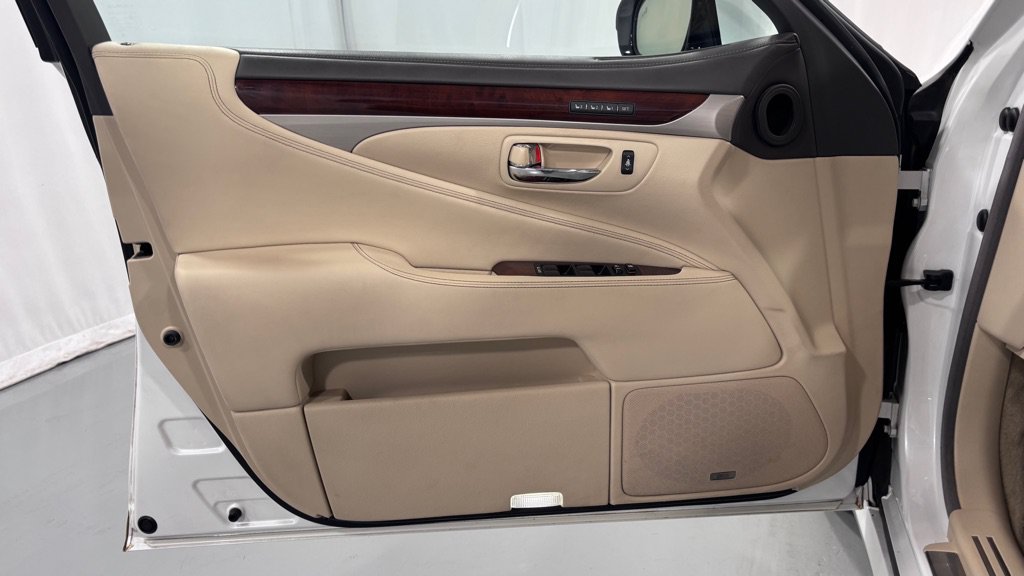 Used 2015 Lexus LS 460 AWD w/ Comfort Package image 17
