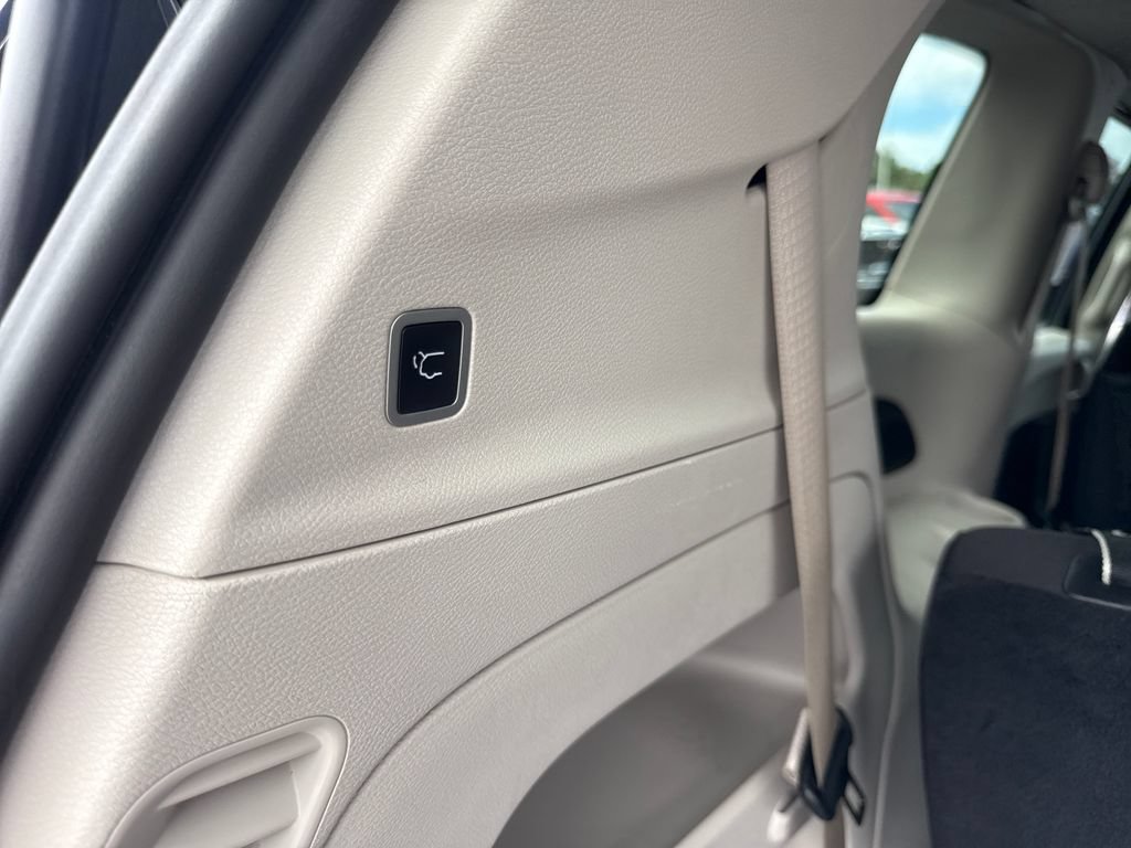 Used 2023 Chrysler Voyager LX FWD image 15
