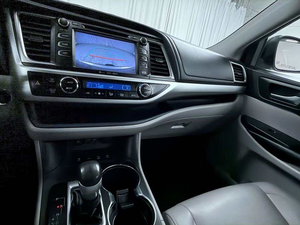 Used 2019 Toyota Highlander XLE image 17