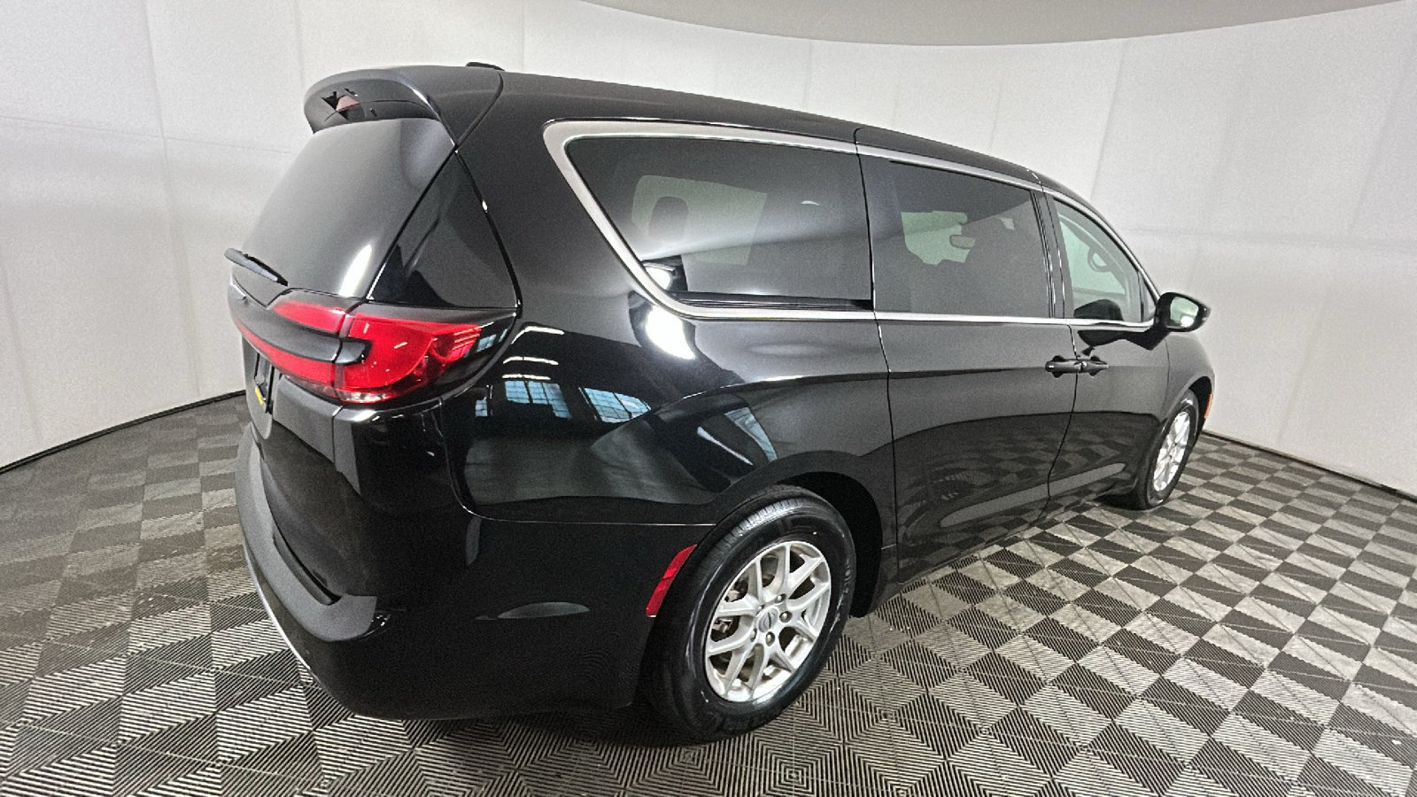 Used 2024 Chrysler Pacifica Touring-L FWD image 3
