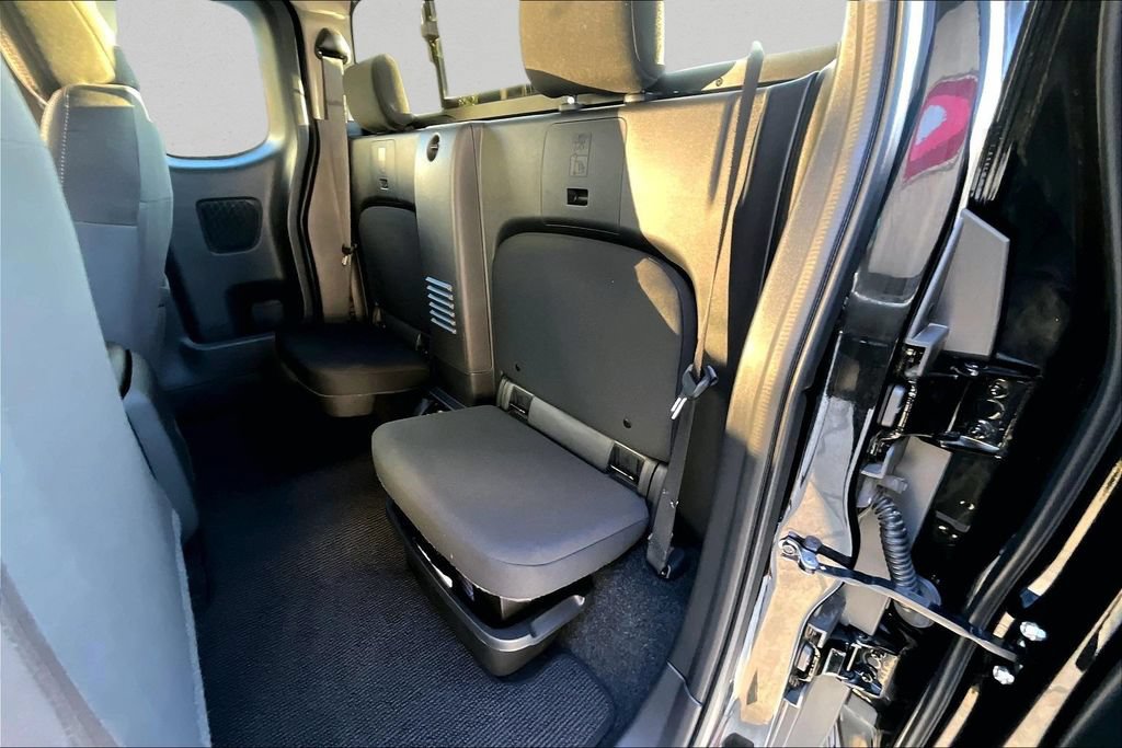 Used 2025 Nissan Frontier SV RWD image 21