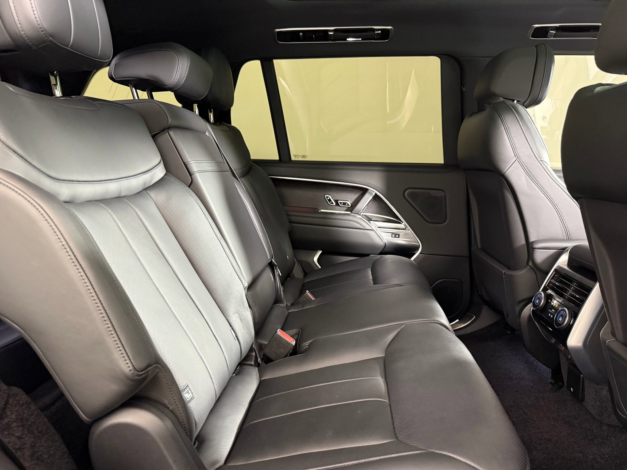 Used 2025 Land Rover Range Rover Long Wheelbase SE image 28