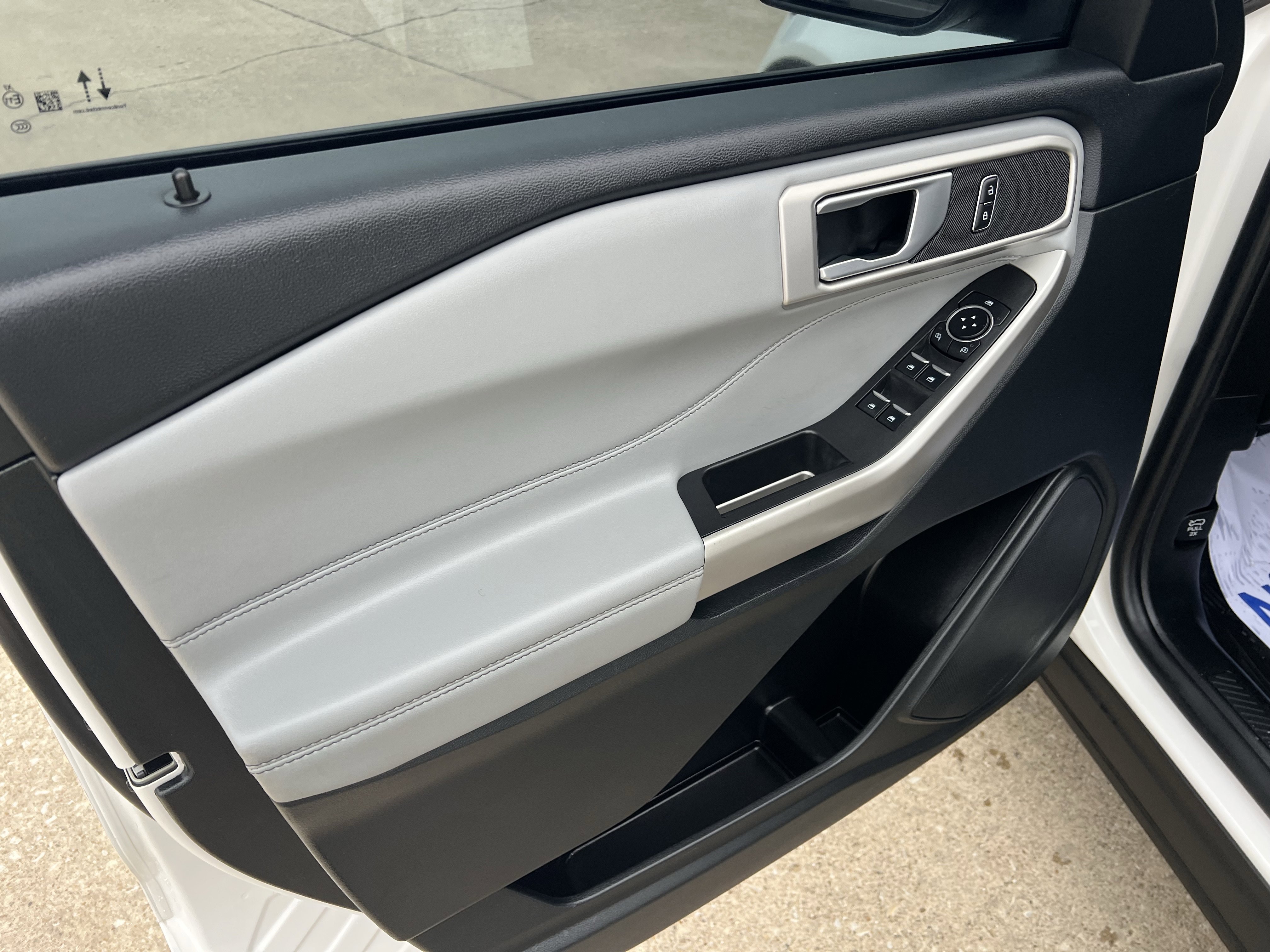 Used 2023 Ford Explorer XLT w/ Equipment Group 202A AWD/4WD image 12