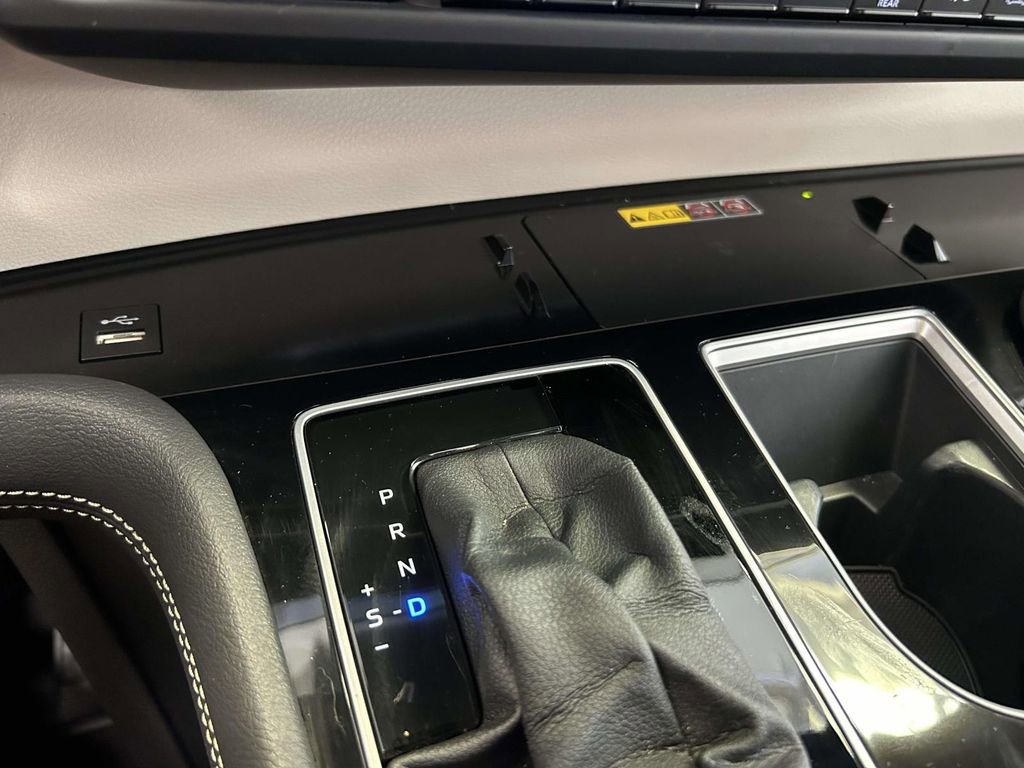 Used 2025 Toyota Sienna Platinum AWD/4WD image 28