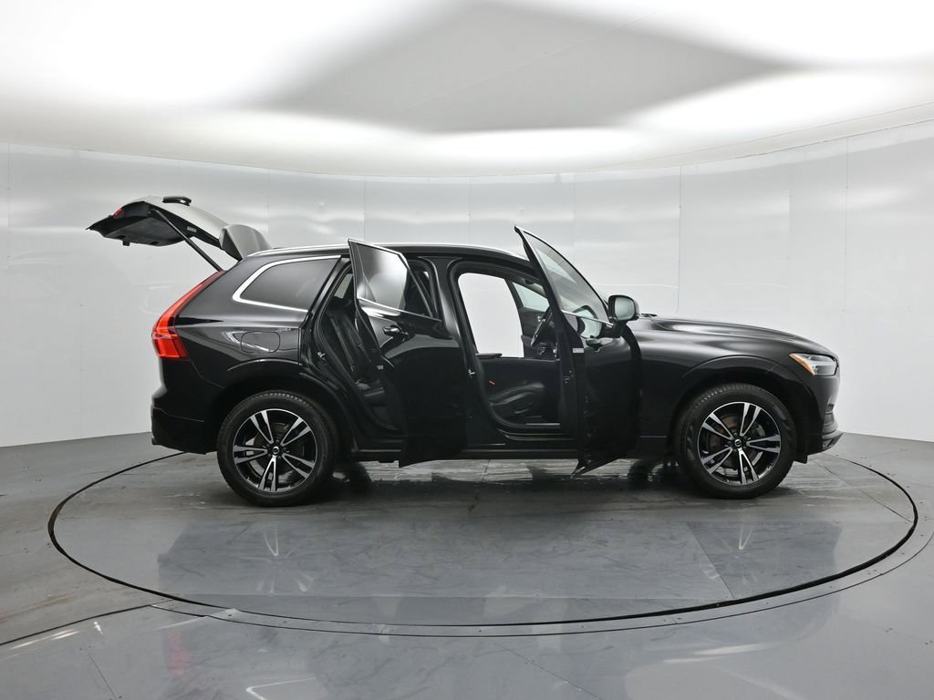 Used 2021 Volvo XC60 T5 Momentum w/ Premium Package image 4