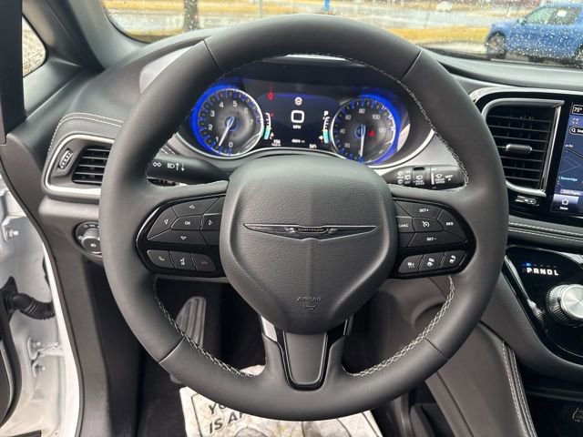 Used 2025 Chrysler Pacifica Limited image 30