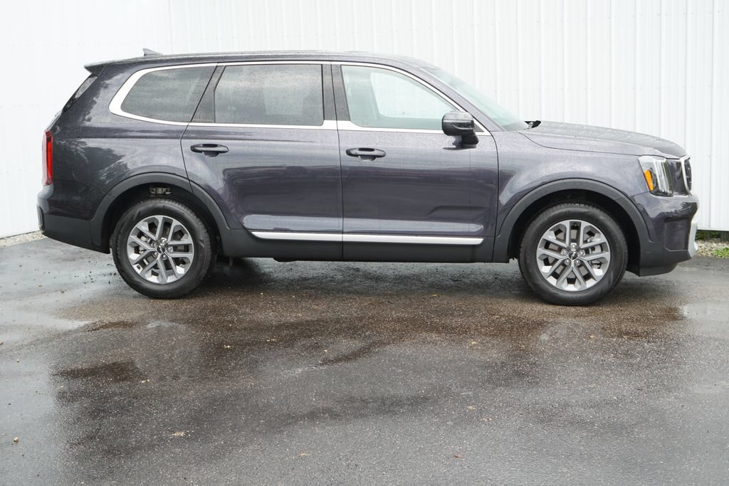 Used 2025 Kia Telluride LX FWD image 2