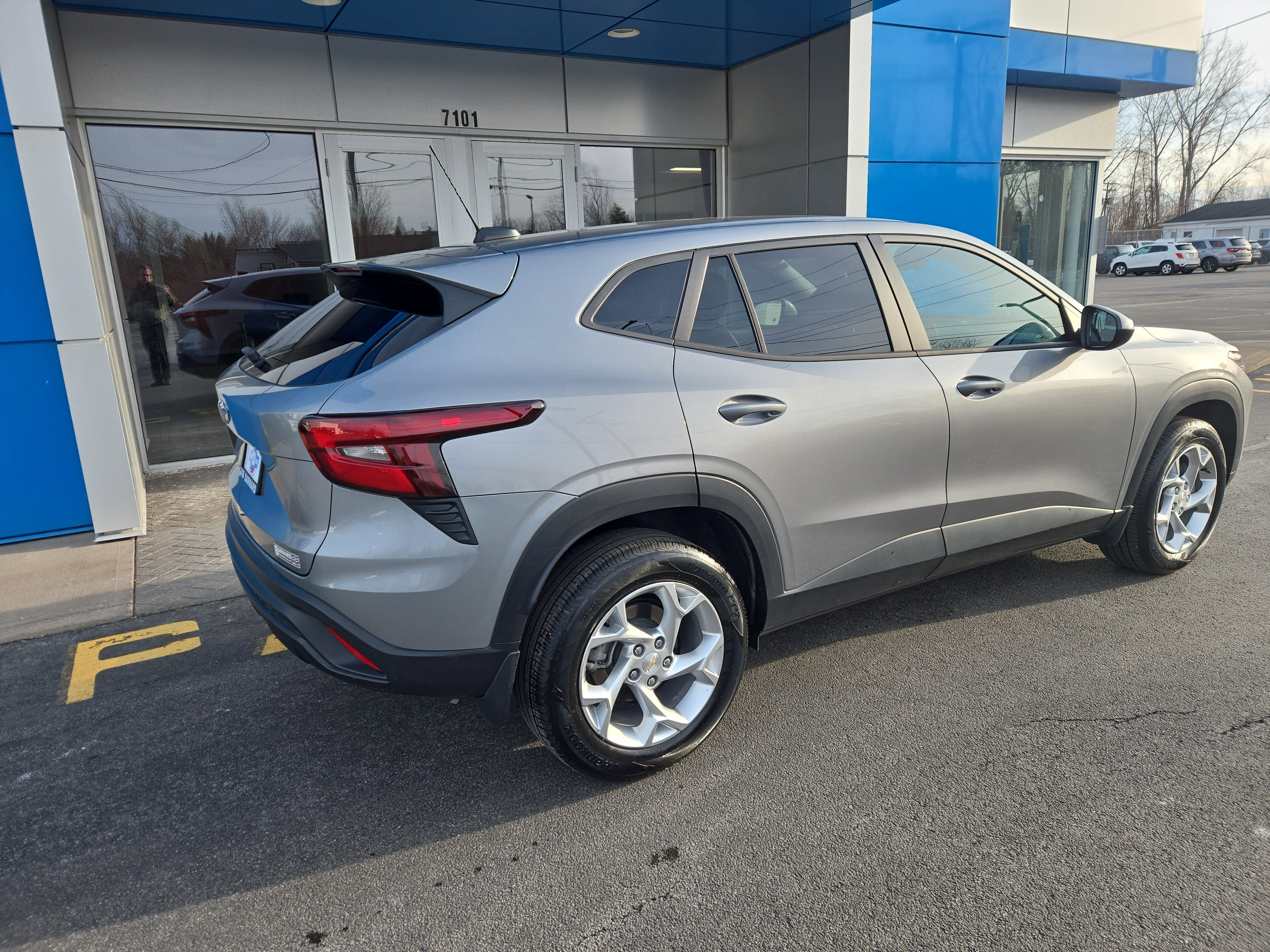 Used 2024 Chevrolet Trax LS w/ LS Convenience Package image 12