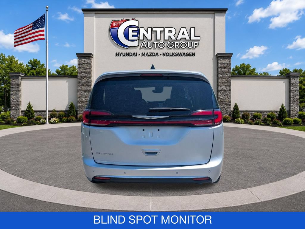 Used 2024 Chrysler Pacifica Touring-L FWD image 7