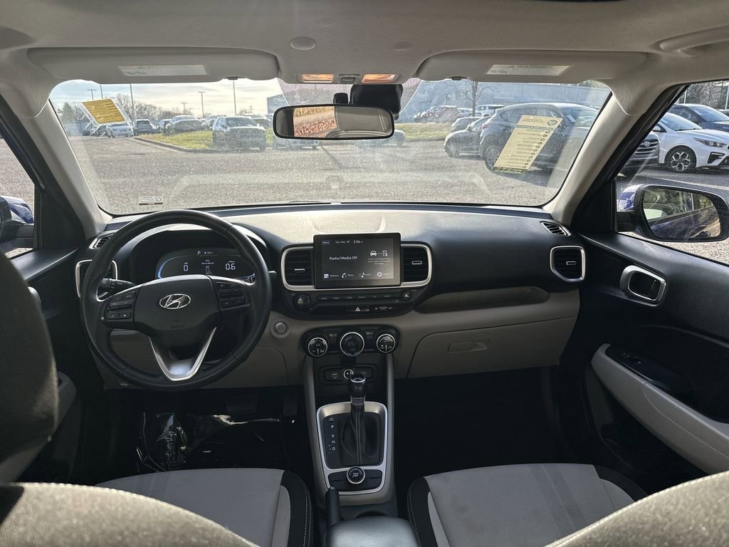 Used 2024 Hyundai Venue SEL image 24