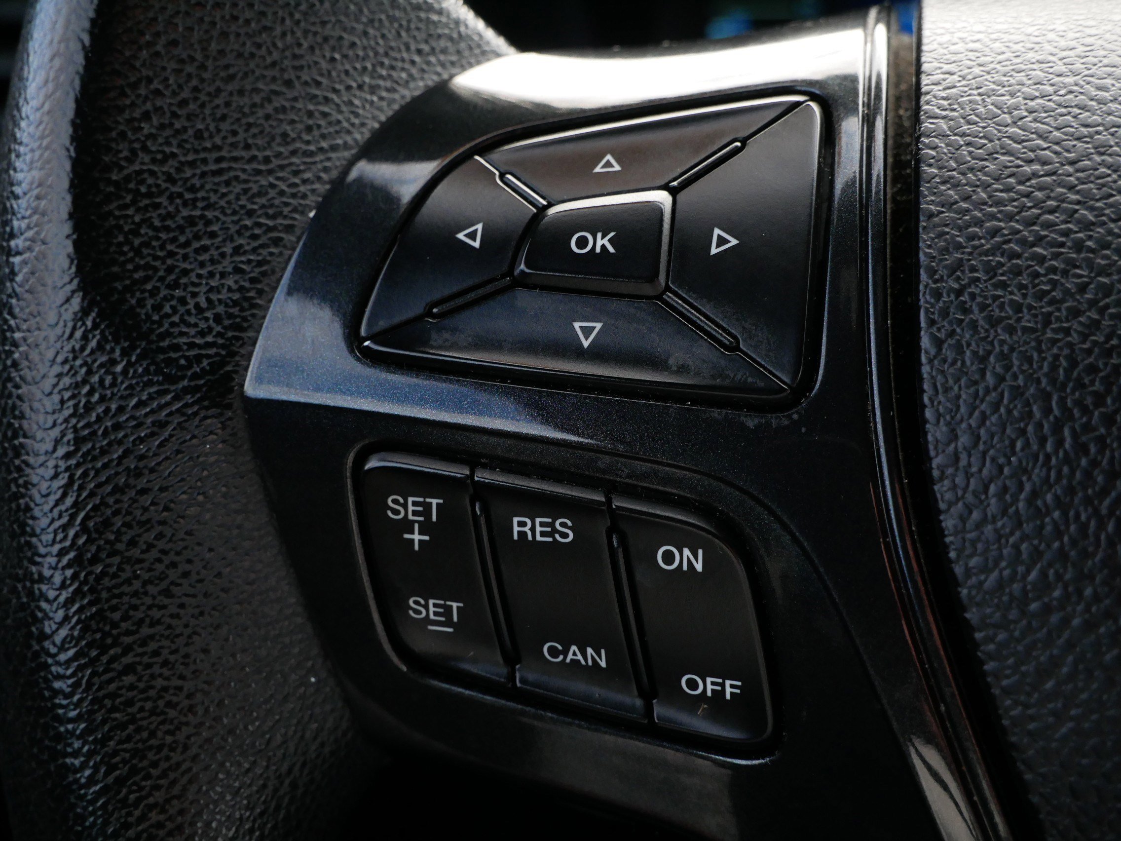 Used 2018 Ford Explorer XLT w/ Equipment Group 202A image 25